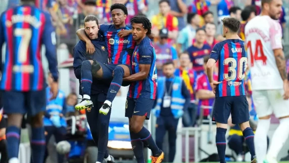 Alejandro Balde injured as Barcelona celebrate La Liga triumph