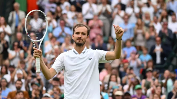 Daniil Medvedev into maiden quarter-final at Wimbledon after Jiri Lehecka injury