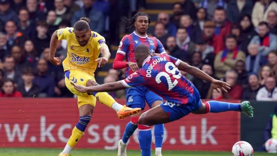 Everton into Premier League relegation zone after draw at Crystal Palace