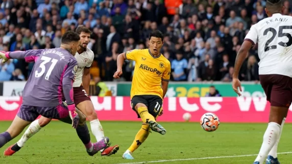 Wolves stun Manchester City to end the champions' winning run