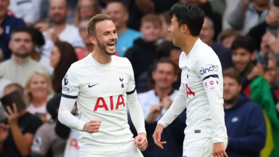 Tottenham score stoppage-time winner to beat nine-man Liverpool