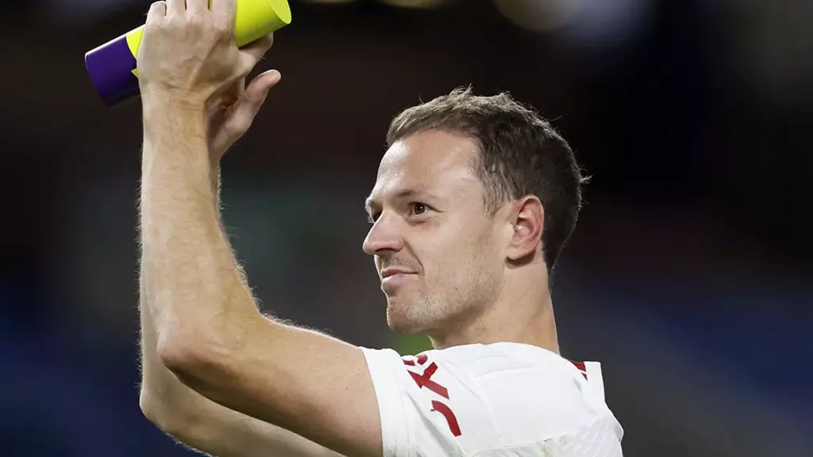 Erik ten Hag hails veteran Manchester United defender Jonny Evans soccer