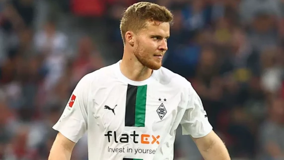 Nico Elvedi keen to sign Borussia Monchengladbach contract after almost leaving