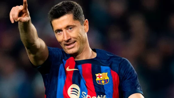 Robert Lewandowski on target as Barcelona beat Cadiz to restore LaLiga lead