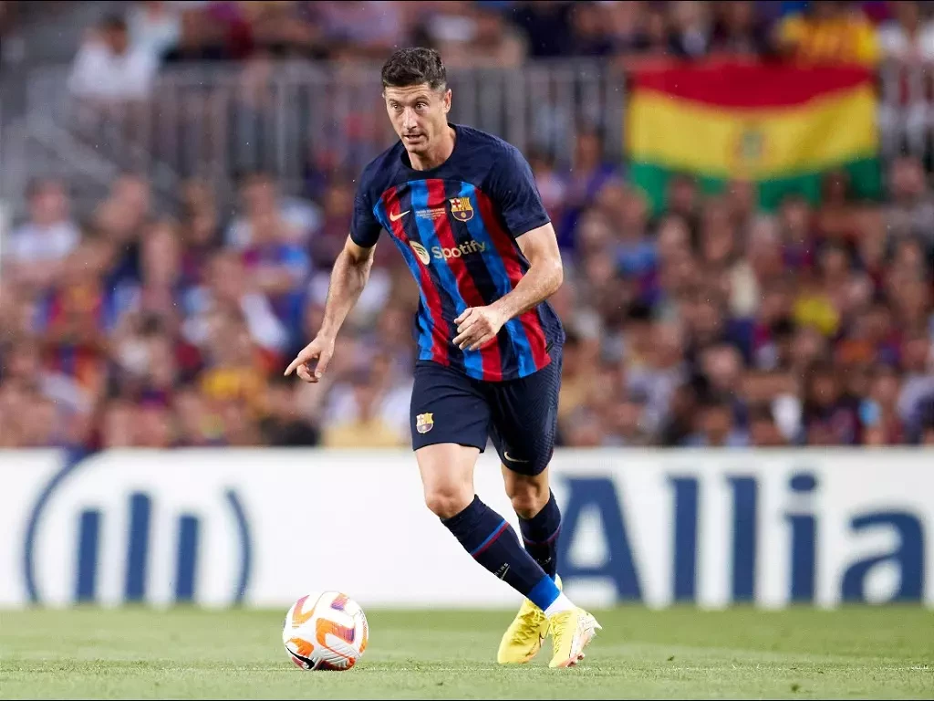 Robert Lewandowski brace rescues Barcelona against Alaves