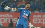 Yashasvi-Jaiswal-celebrates-his-century---Alamy-202516.webp