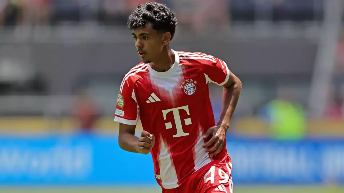 Everton sign left-back Adam Aznou from Bayern Munich