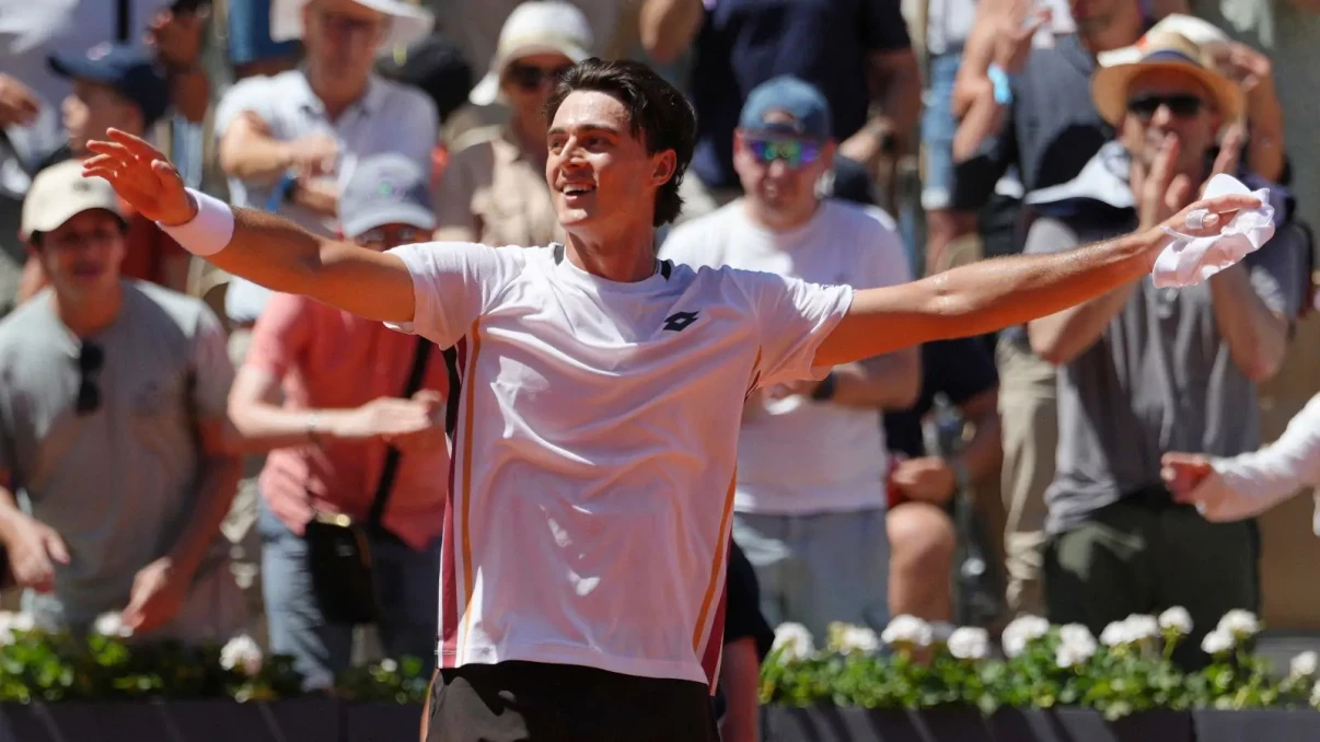 Medvedev crashes out of French Open in five-set defeat as Sabalenka advances Medvedev crashes out of French Open in five-set defeat as Sabalenka advances