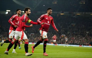 amad-diallo-of-manchester-united-celebrates-scoring16