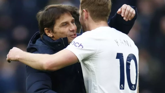 Harry Kane wants Tottenham to give Antonio Conte a new deal