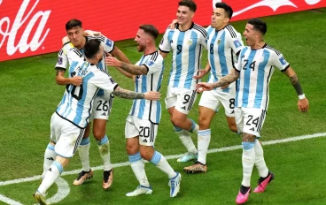 Argentina's Nahuel Molina (second left) celebrates with team-mates Lionel Messi and Alexis Mac Allister