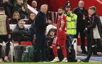 arne-slot-manager-of-liverpool-shakes-hands-with-mohamed-salah-after-he-s-subbed-18-march-202616.webp