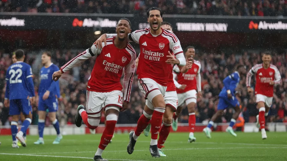 Defenders on target as Arsenal beat Everton to go joint top of league table