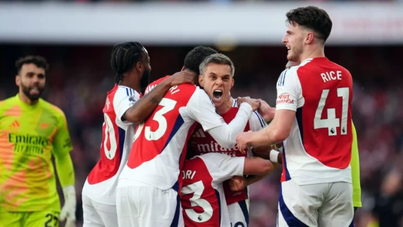 Arsenal leave it late but eventually secure home victory against Leicester