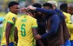 aubrey-modiba-with-sundowns-teammates.webp