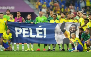 brazil-players-with-pele-banner-dec-2022