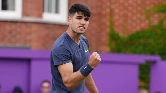 Carlos Alcaraz eases past Francisco Cerundolo at Queen's Club Championship