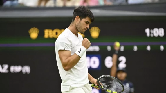 Carlos Alcaraz advances to Wimbledon quarter-final despite struggles with serve