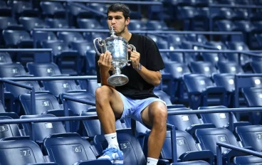 carlos-alcaraz-poses-with-the-us-open-trophy-jpg