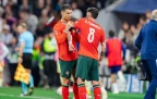 cristiano-ronaldo-puts-armband-on-bruno-fernandes-9-june-2025-(alamy)16.webp
