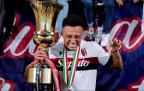 dan-ndoye-of-bologna-fc-poses-with-the-trophy16.webp