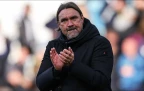 daniel-farke-manager-of-leeds-applauds-the-fans-18-october-202616.webp