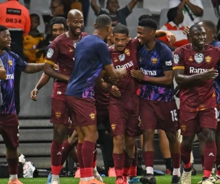 devin-titus-mobbed-by-teammates-4-feb-2026-(bpp)16