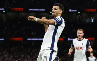 dominic-solanke-of-tottenham-celebrates-scoring16