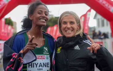 Cape Town SPAR Women’s 10km Challenge winner Hiyane Lama (Nedbank) of Ethiopia, pictured with Olympian, Elana Meyer who won the inaugural Cape Town SPAR Women’s Challenge 30 years ago.