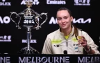 elena-rybakina-aus-open-trophy-2026-alemy16.webp