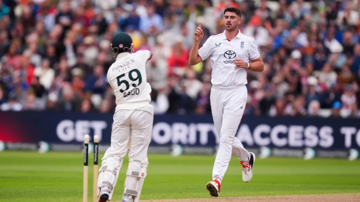 England steady at the close of play after Pakistan once again fold with the bat England steady at the close of play after Pakistan once again fold with the bat
