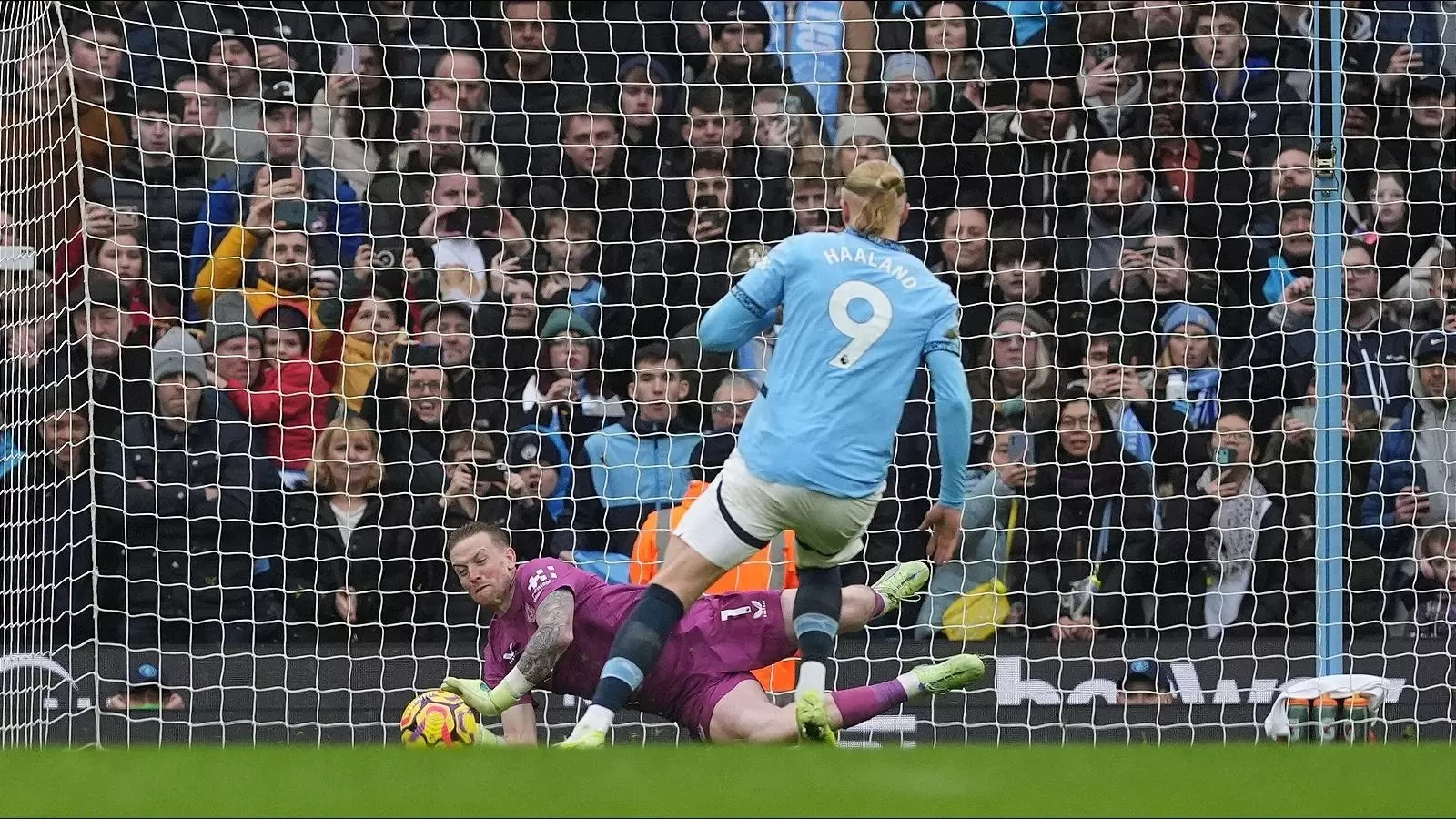 Man City's unbeaten streak against Everton continues amidst goalkeeper ...