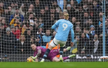 erling-haaland-sees-his-penalty-saved-by-everton-goalkeeper-jordan-pickford16