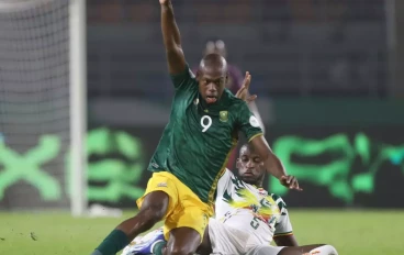 Boubakar Kouyaté of Mali tackles Evidence Makgopa of South Africa during the TotalEnergies CAF Africa Cup of Nations group stage match between Mali and South Africa at Amadou Gon Coulibaly St