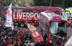 fans-watch-on-as-the-liverpool-team-buses-arrive16.webp
