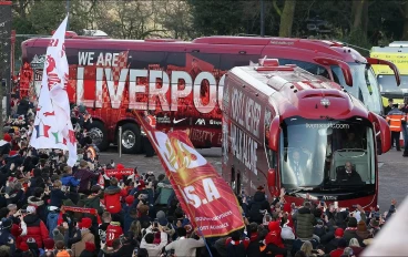 fans-watch-on-as-the-liverpool-team-buses-arrive16