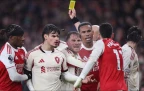 gabriel-martinelli-of-arsenal-(r)-is-confronted-by-liverpool-players-8-january-202616.webp