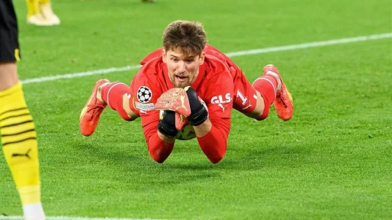 Dortmund legend Roman Weidenfeller hails Gregory Kobel signing