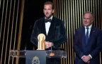 harry-kane-receives-the-gerd-mueller-trophy-during-the-68th-ballon-d-or16.webp