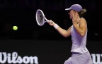 iga-siatek-wta-finals-2025-r1-alamy16.webp
