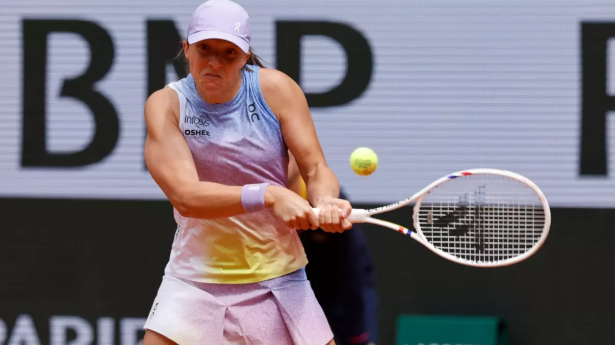 Defending champion Iga Swiatek starts French Open campaign in fine style