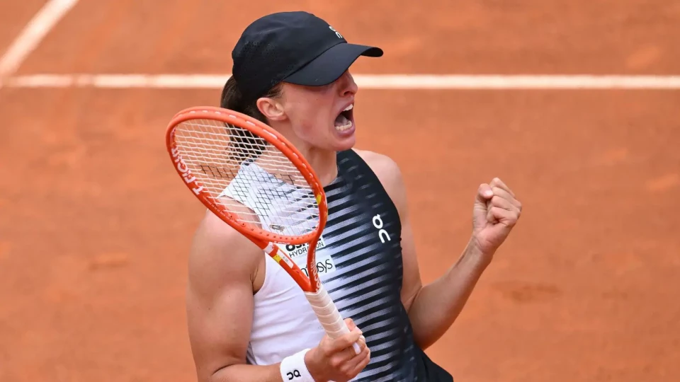 Iga Swiatek downs Naomi Osaka to reach Italian Open quarter-finals in dominant clay display