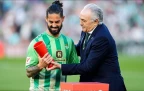 isco-alarcon-of-real-betis-receives-the-award-for-best-player-of-the-month16.webp