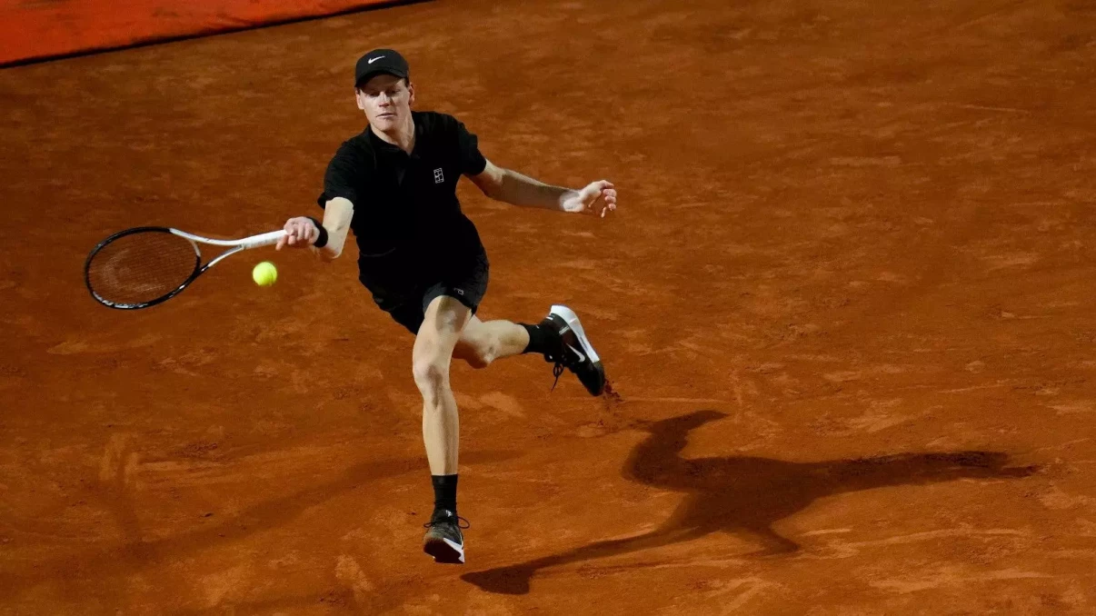 Jannik Sinner powers into Italian Open quarters with another straight set win