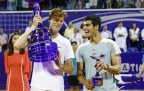 jannik-sinner-and-carlos-alcaraz-pose-with-trophies-202216.webp