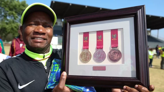 Josia Thugwane advises Team SA runners ahead of World Champs marathon
