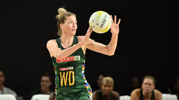 Karla Pretorius raises her hand for the Proteas captain’s armband