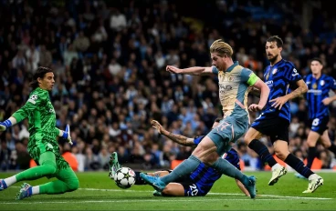 kevin-de-bruyne-of-manchester-city-fc-during-the-uefa-champions-league-clash16