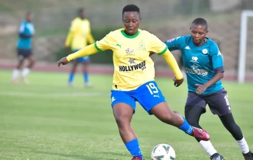 Kholosa Biyana of Mamelodi Sundowns with the ball during the Hollywoodbets Super League match between JVW and Mamelodi Sundowns Ladies at UJ Soweto Stadium on May 04, 2024 in Johannesburg, So