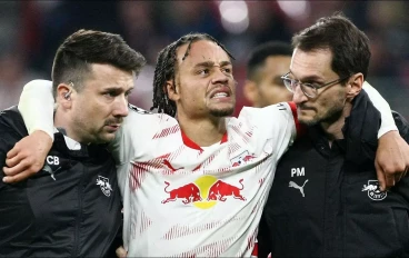 leipzig-player-xavi-simons-carried-off-injured16